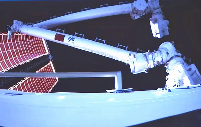 中国航天员出舱，为何不用喷气背包？美宇航员第一次用就发生灾难