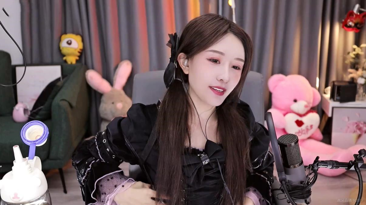 张雨绮|林七七穿女仆装跳舞，逗男网友开心，当她起身的那一刻网友沸腾了