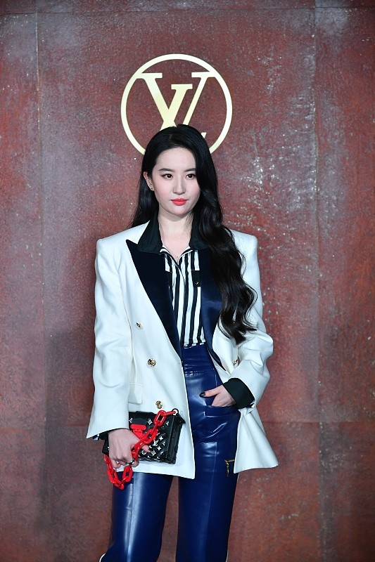 西装|30+的刘亦菲很有气质，西装配皮裤干练成熟，气场强大很不一般