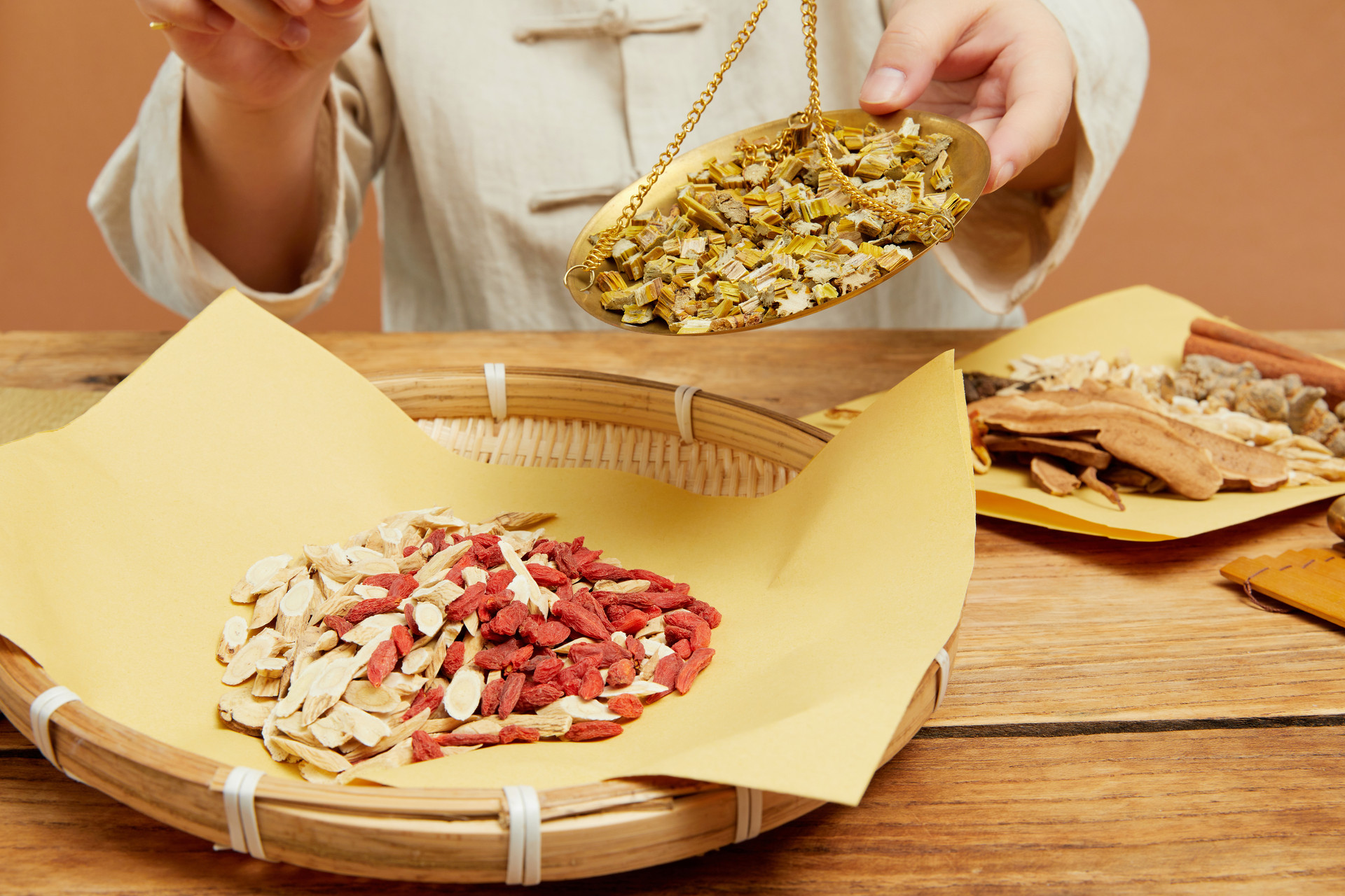 |一到冬天嘴唇就会干燥、起皮，其实是阴虚血燥，中医讲要滋阴养血