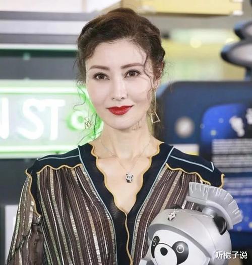 芭比娃娃|41岁安以轩近照曝光，嫁豪门仍要上班，丈夫名下只有一家50万企业