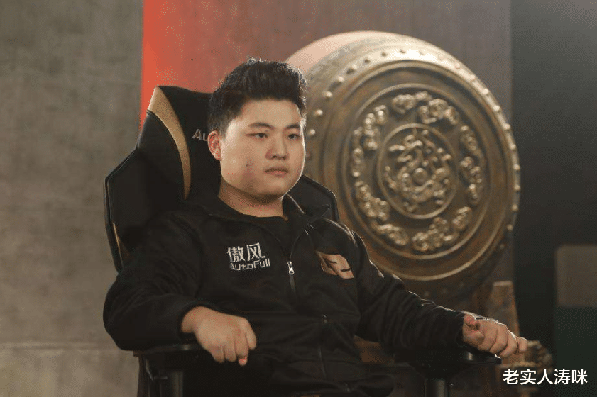 Uzi|“UZI换电竞椅暗示复出”！却被剧组气到沉默：惹不起，他们是1个团伙