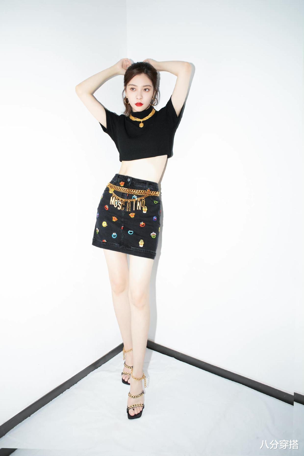 八分穿搭|宋妍霏也是个“腿精”,穿字母撞色卫衣秀长腿,活力十足真高调