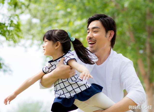 俏妈育儿心经|女儿穿短裙坐爸爸腿上玩耍,妈妈的反应遭全网指责,谁“错”了?