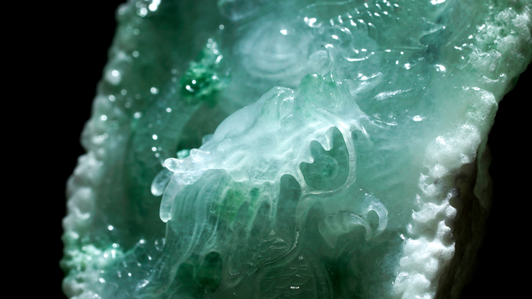 雕刻|保留原石皮壳直接雕刻？玉雕师匠心独运：“蛟龙得水，飞黄腾达”！