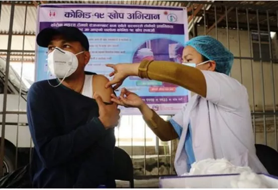 千裡投毒！印度商人瘋狂湧入尼泊爾，請求接種中國疫苗，被拒之門外！-圖3