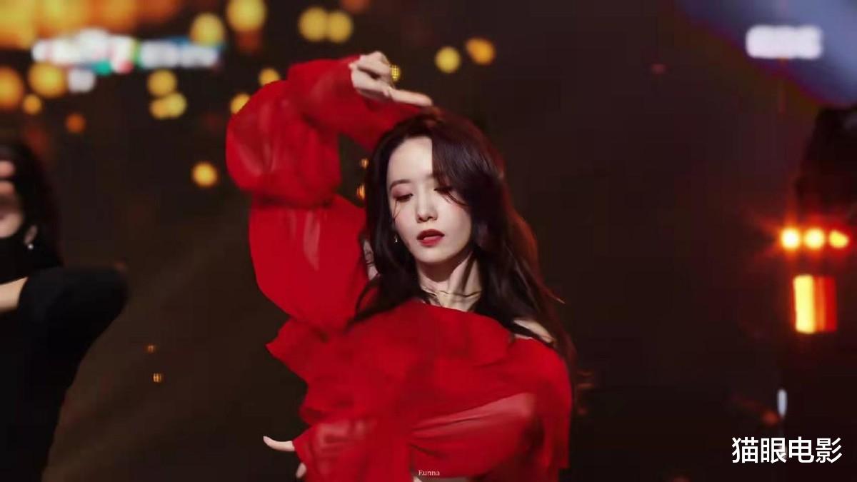 林允儿|31岁林允儿回归爱豆！红裙热舞超火辣，穿桃花粉裙子很仙气