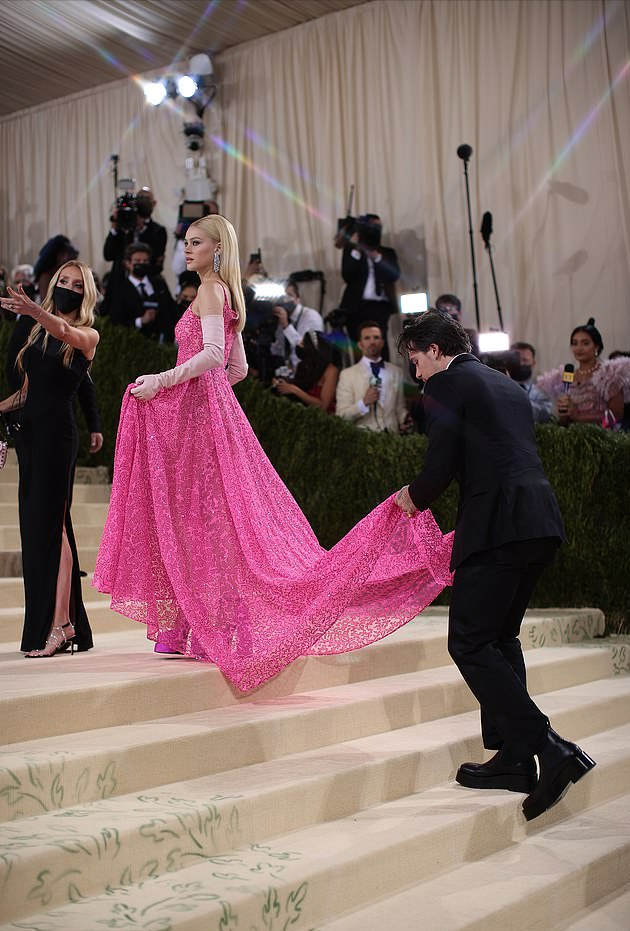 贝克汉姆|贝嫂大儿子和未婚妻红毯热吻!妮可拉穿粉裙好美,大布还穿增高鞋