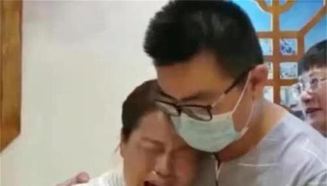 许敏|“妈妈我来了”，看到郭威的一霎那，许敏抱住儿子痛哭