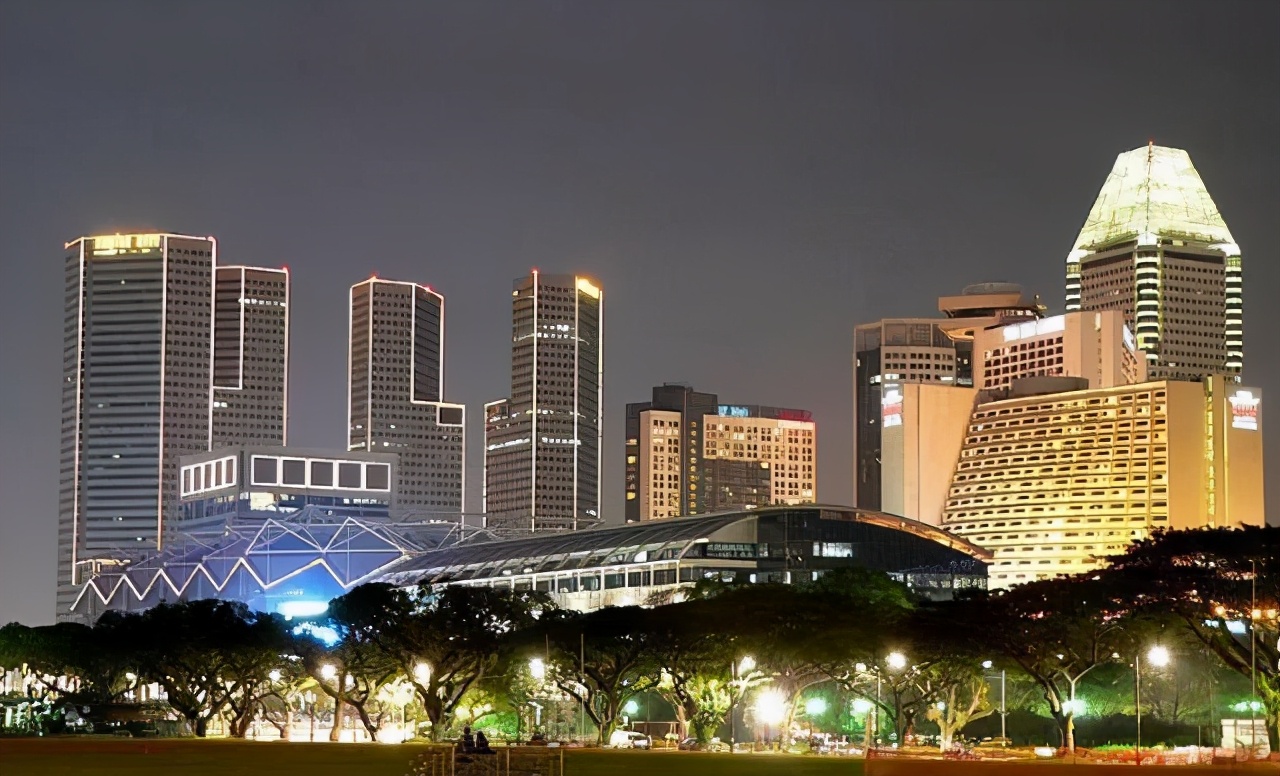 李嘉诚 李嘉诚跌落“神坛”？4000亿豪赌落幕，爱国商人彻底沦为笑柄