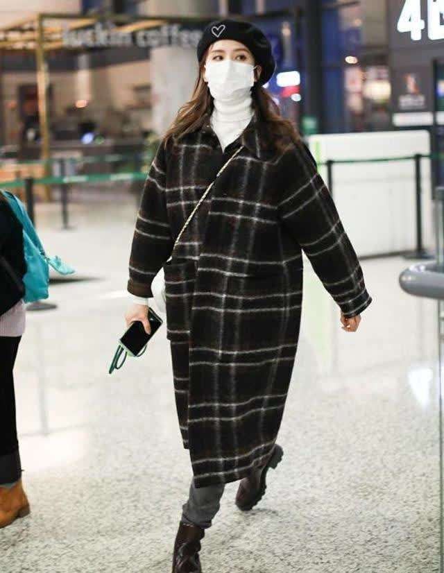 刘诗诗|刘诗诗的美一般人羡慕不来，格纹大衣配牛仔裤，朴素打扮难掩高级