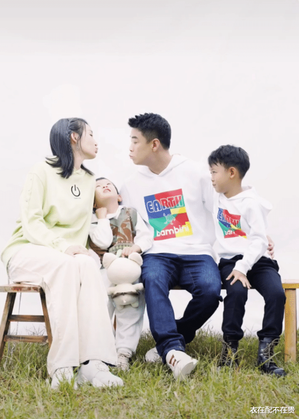 衣在配不在贵|国乒男神王皓让人羡慕，妻子颜值高身材好，穿衣虽简单却挺显气质