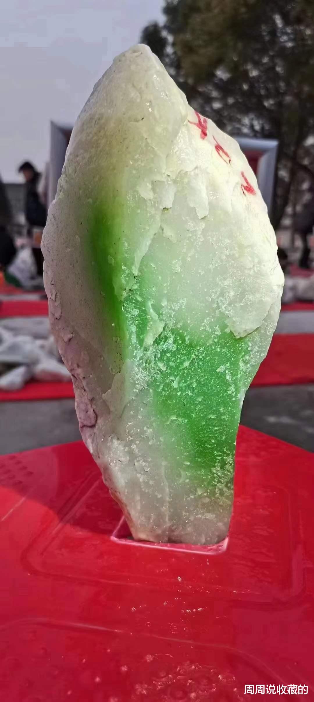 翡翠|一块翠青玉料，156万成交，能给你带来哪些反思？