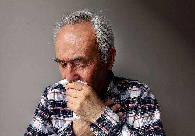 咳嗽|从肺部咳出来的痰，咽下去会怎么样？怎么吐痰才是最健康的？