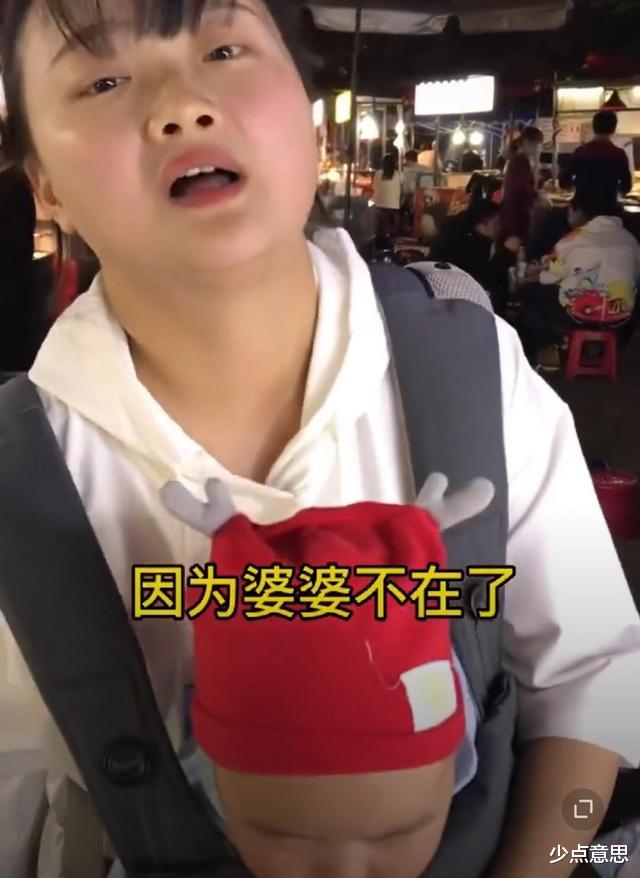 少点意思 四川成都：90后宝妈带娃摆摊引关注，“手里是生活，怀里是未来”！
