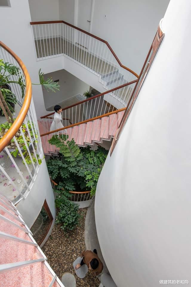 越南女服装设计师的家，当作一件艺术品来设计，空间丰富又有趣