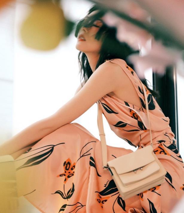 洗发水|超模的时尚我不懂,刘雯西装很高级非搭配油头,全靠气场撑住