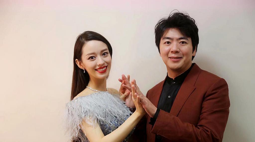 吉娜·爱丽丝|吉娜深夜弹名曲回应《人民日报》，特意给孕肚特写，驳斥争议