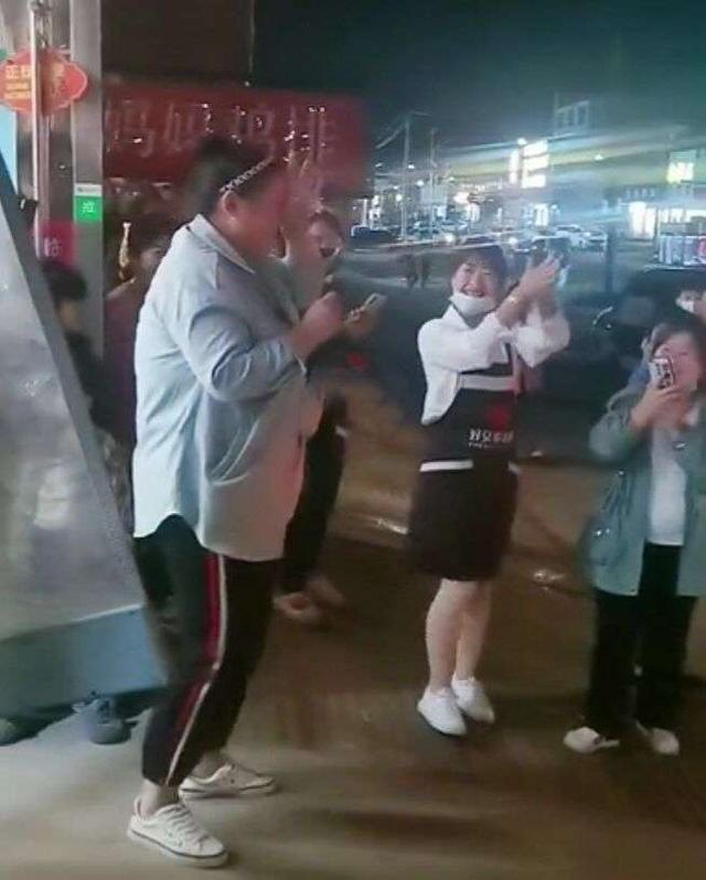 安徽帅小伙街头求婚胖姑娘引热议,女网友酸了:我比她苗条漂亮