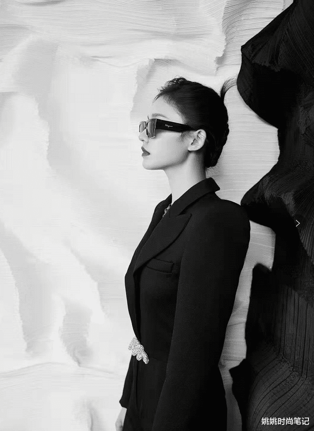 姚姚时尚笔记|林允盛典红毯造型：超A连体西装搭配高筒靴，又酷又飒，气场全开