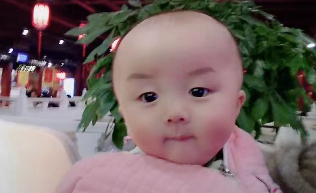 奇奇|田静晒奇奇百天照，小圆脸太可爱，网友：和姚威长得一模一样