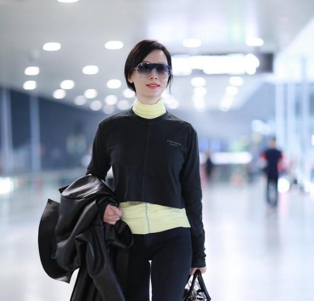 陈数|陈数身穿紧身运动装，身材依然不曾走样，始终宛若18岁少女