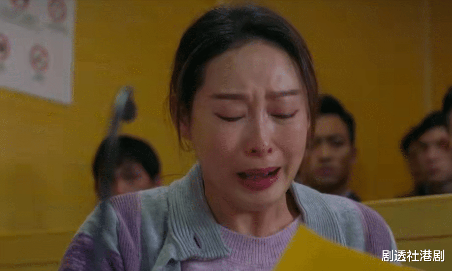 TVB|温馨！TVB“哭戏专业户”获剧组惊喜庆生，视两个继女为己出组幸福五口之家