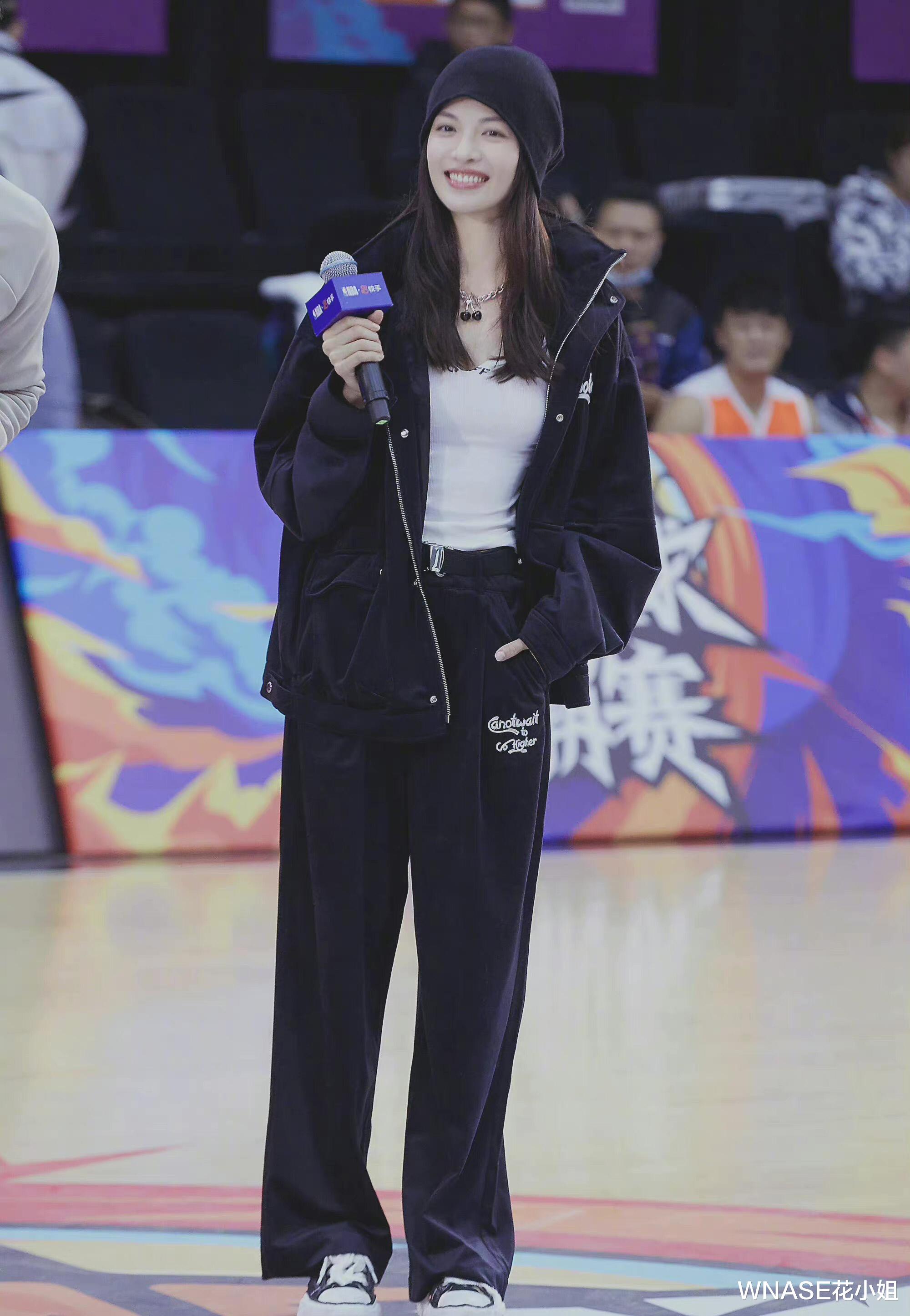 WNASE花小姐 钟楚曦的时髦运动风真抢眼！简单运动装凹得又A又好看，超会穿