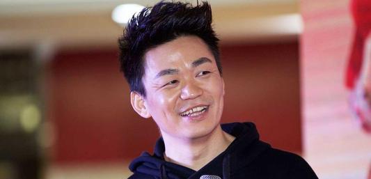 王宝强|王宝强开豪车回乡，哥哥却在村口摆摊，被记者问为何不帮一把？