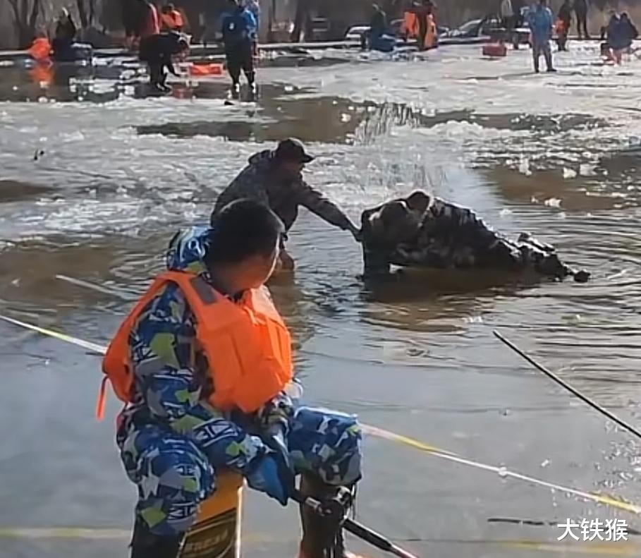 河北|河北钓友掉入冰窟,其他钓鱼人视若无睹,网友:马上就轮到他们了