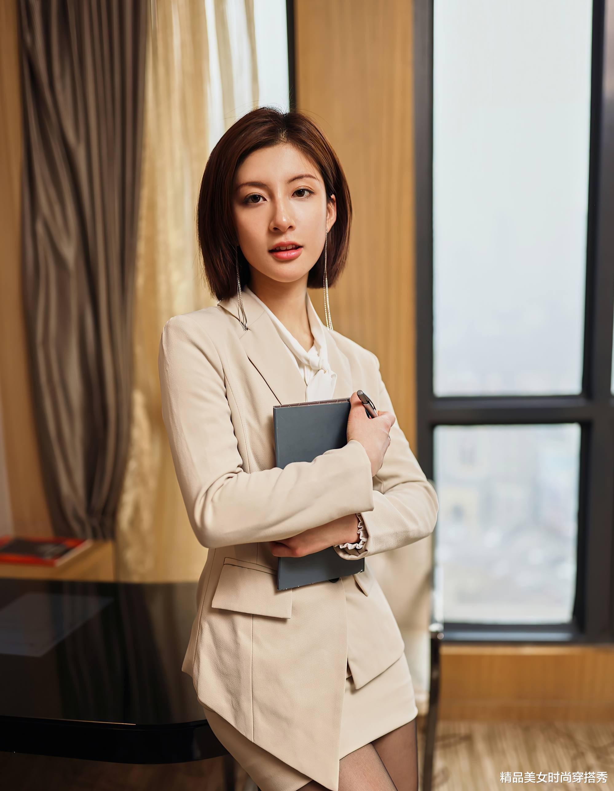 刘琦|套装裙让职场丽人美美出街，时尚干练又不失独特的女人味