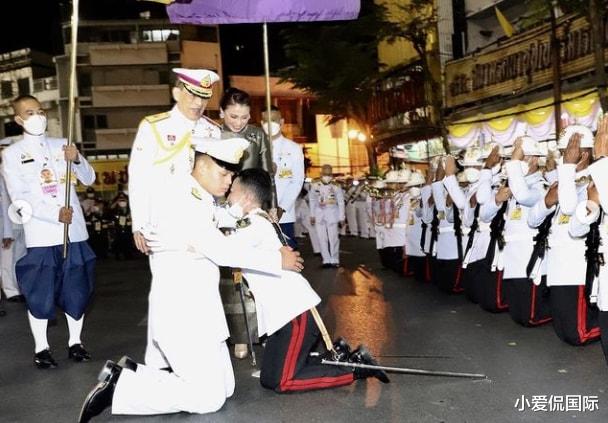 拥抱|老父亲的微笑，提帮功王子拥抱姐姐，拉玛十世罕见显露柔情