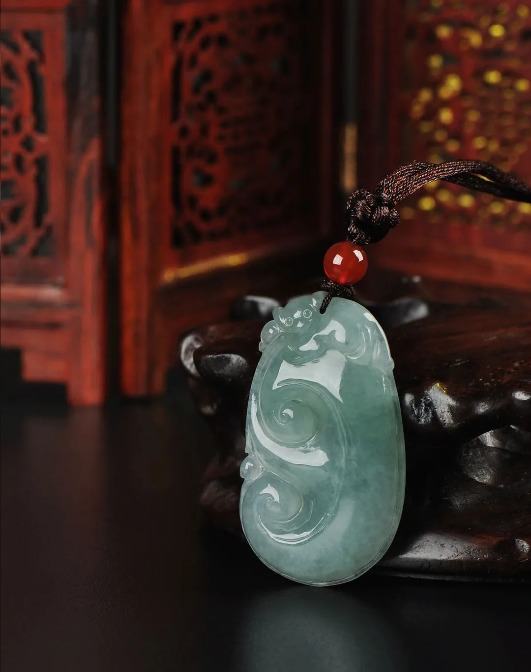 翡翠|翡翠饰品款式多样，佩戴起来有什么讲究呢？