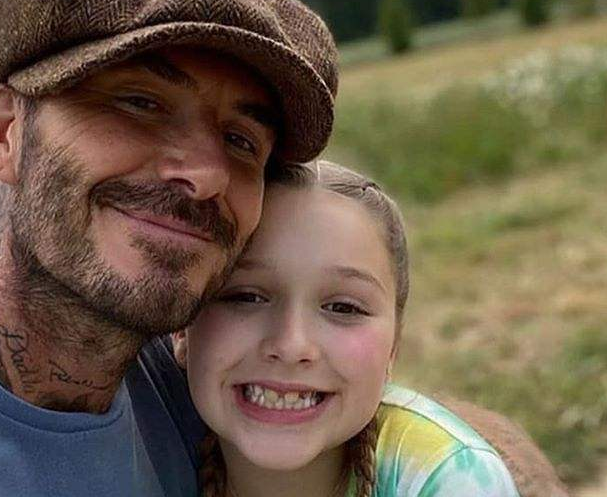 哈珀·贝克汉姆|球星贝克汉姆教女儿煮鸡蛋,小七颜值被网友吐槽,越大越像爸爸