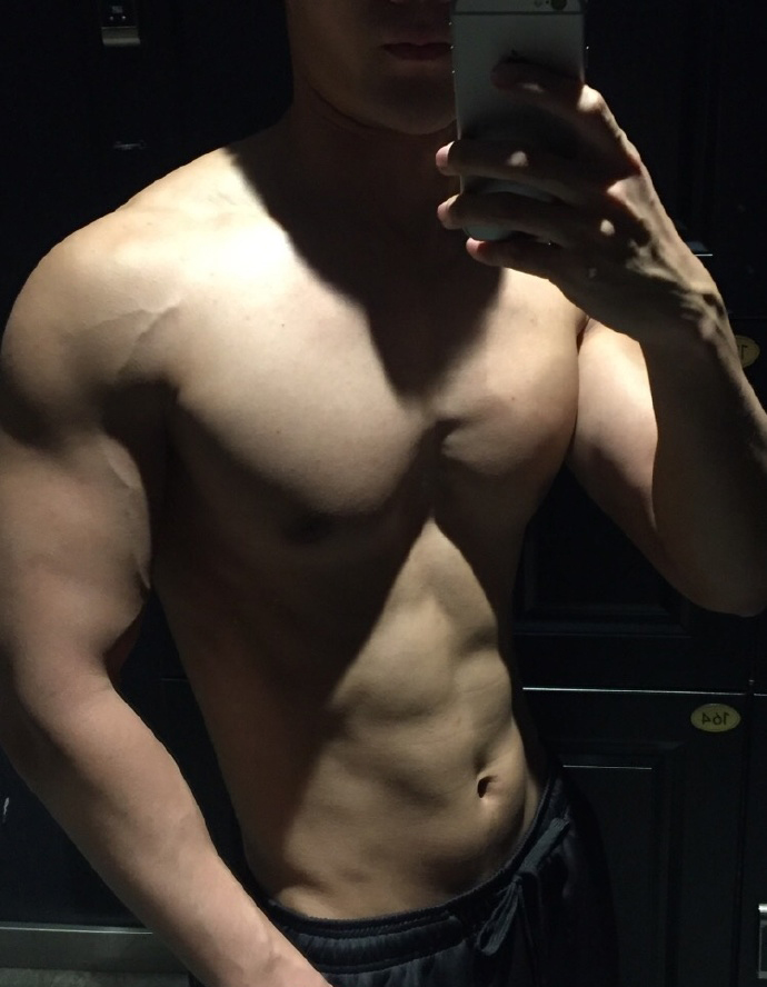 健身圈一哥|撸铁塑造出霸气胸肌，深蹲打造出完美翘臀，这位健身模特棒棒哒！