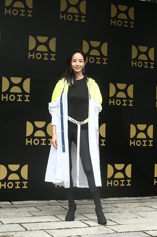 BiuVogue|女人想显嫩就要穿的帅，秋天就要穿风衣，不仅洒脱还酷炫