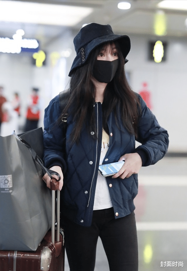 封面时尚 柳岩穿棉服也遮不住好身材,看得出挺丰满的,穿窄腿稍微有点紧绷