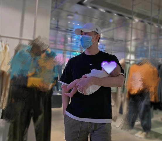 |张馨月带女儿野炊，小朋友钟爱吃橘子，一口一个一直用小手抓着吃