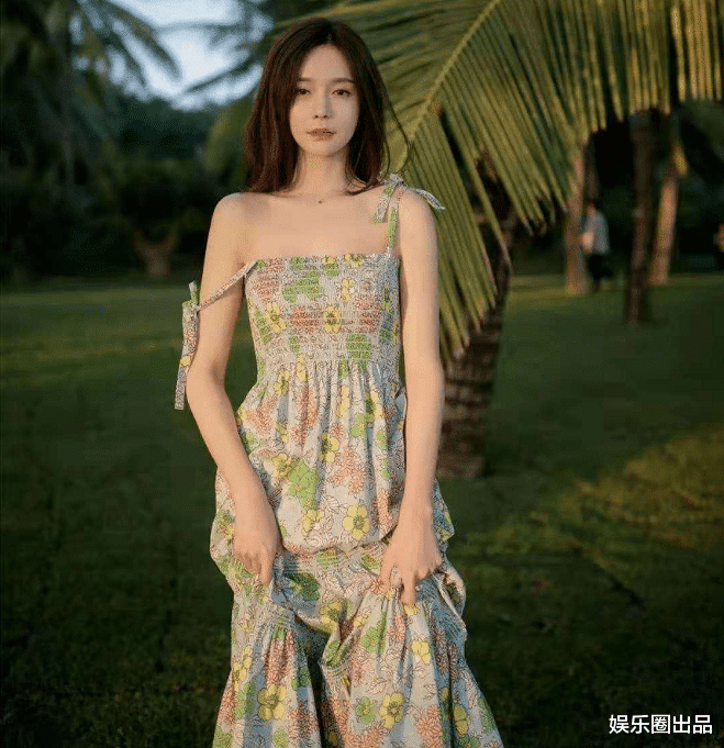 沈梦辰|沈梦辰穿吊带裙拍大片，肩带滑落不慌不忙，意外拍出国际大片