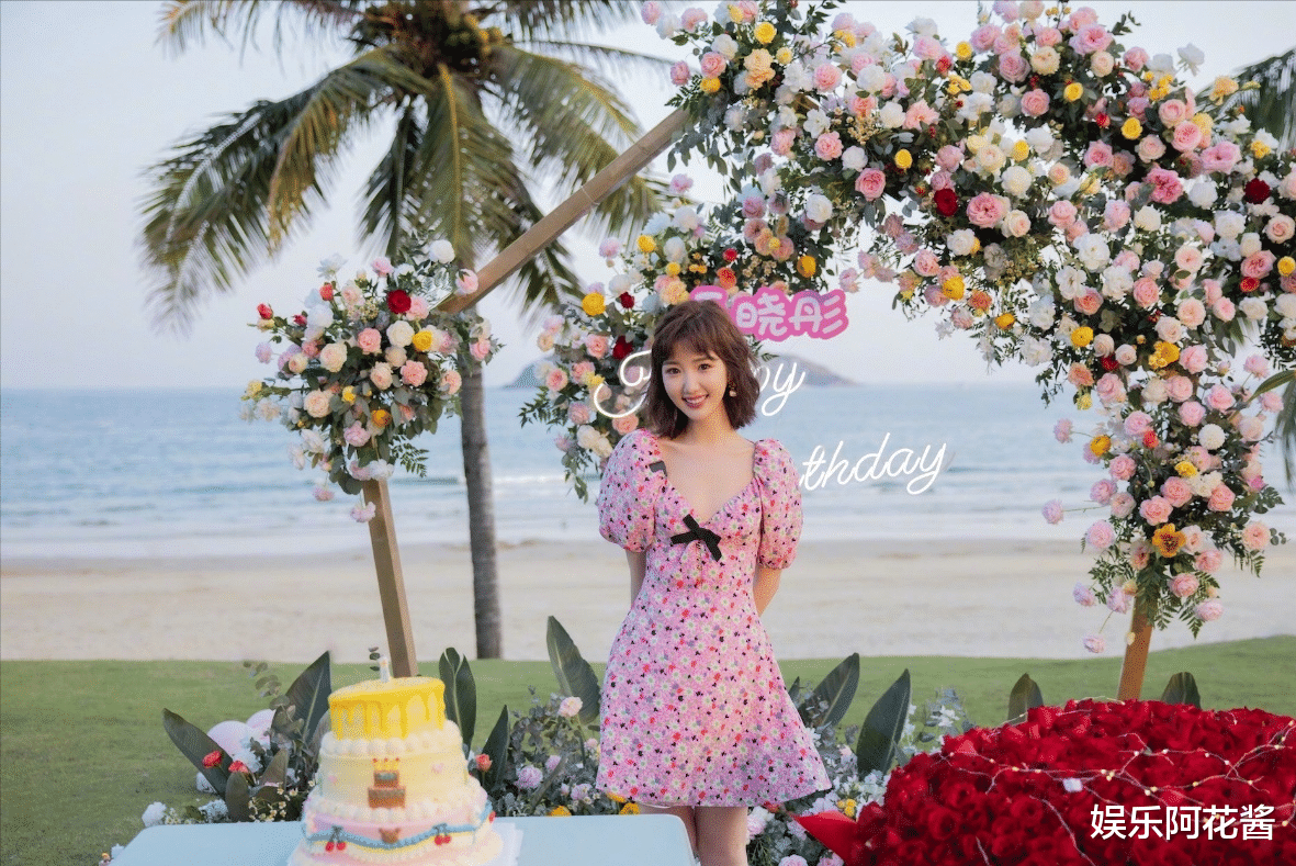 毛晓彤|毛晓彤海边放烟花庆生，放出无美颜滤镜生图，网友：确定33岁？