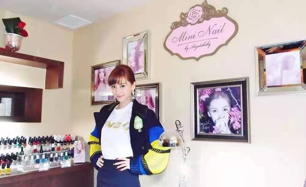 关晓彤|baby火锅店设计太潮 , 开在黄晓明店对面，网友：夫妻俩抢生意