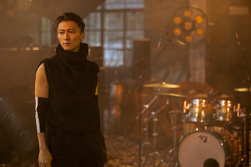 陈冠希|41岁陈冠希街头拍写真，路透照下满脸沧桑憔悴，发际线飙升严重秃鬓角