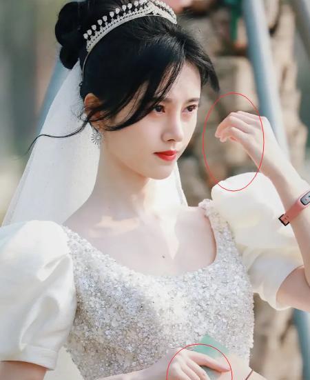 鞠婧祎|鞠婧祎穿婚纱美出新高度，却因美甲引热议，这是对新娘最大的尊重