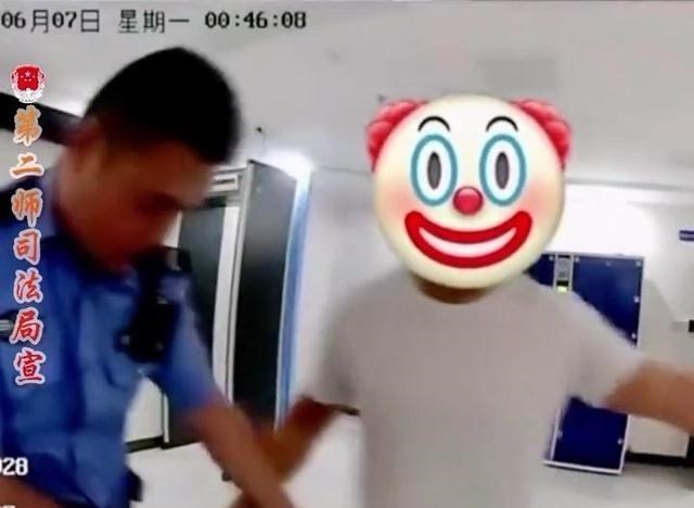 扬州一男子与女子开房被查，坚信对方仙人跳，报警把自己送了进去