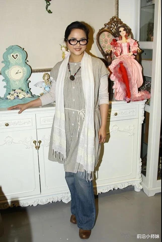 前沿小师妹|叶蕴仪出席活动，脸胖身子圆的身姿确实没亮点，全靠富婆气息撑着