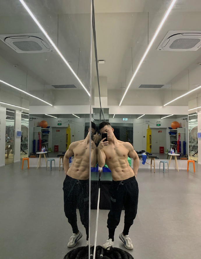 健身圈一哥|32岁的武汉大男孩，用挥汗如雨的训练，雕刻出令人生羡的人鱼线！