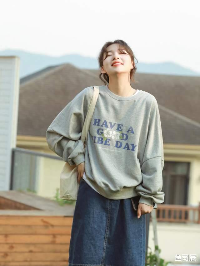 鱼司辰|会穿的人那么多，要怎样穿才不逊色呢？紫色衬衫＋ 牛仔裙简约时尚