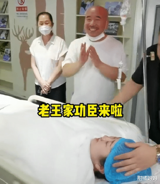 甜橘妈妈|“刘能”喜得长孙,抱着宝宝激动落泪,网友却直呼别让他先抱