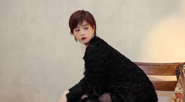 长脖子爸比说|网友晒与蒋欣合照,赞她真人脸巨小素颜皮肤白的透明,比荧幕还美