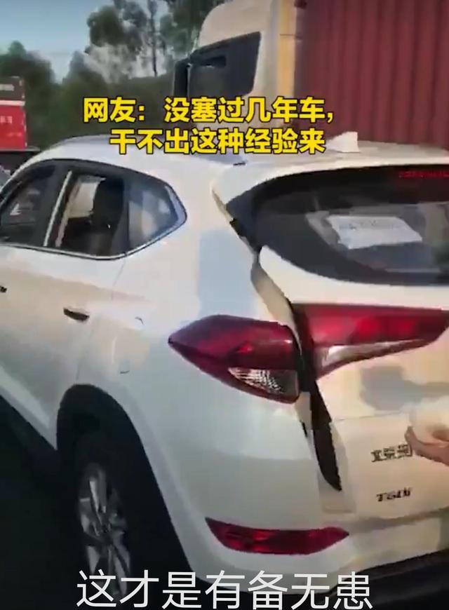 小松社会趣闻 广东阳江：男子高速遇堵车打开后备箱吃饭，网友：几年堵车的经验